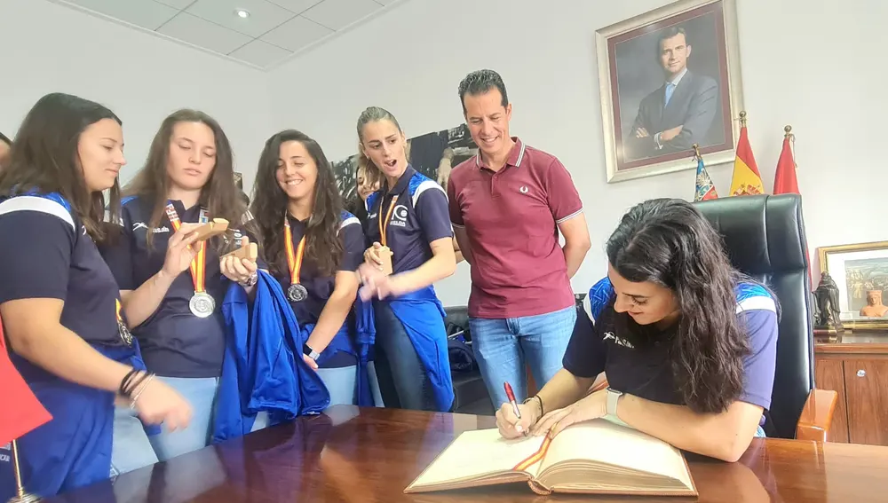 La capitana del Club Balonmano Elda Prestigio, Lucía García, ha tenido el honor de firmar en el Libro de Honor de la ciudad tras el ascenso del equipo a la Liga Guerreras Iberdrola