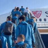 Los jugadores del Sevilla se suben al avión para la final de la Europa League en Budapest.
