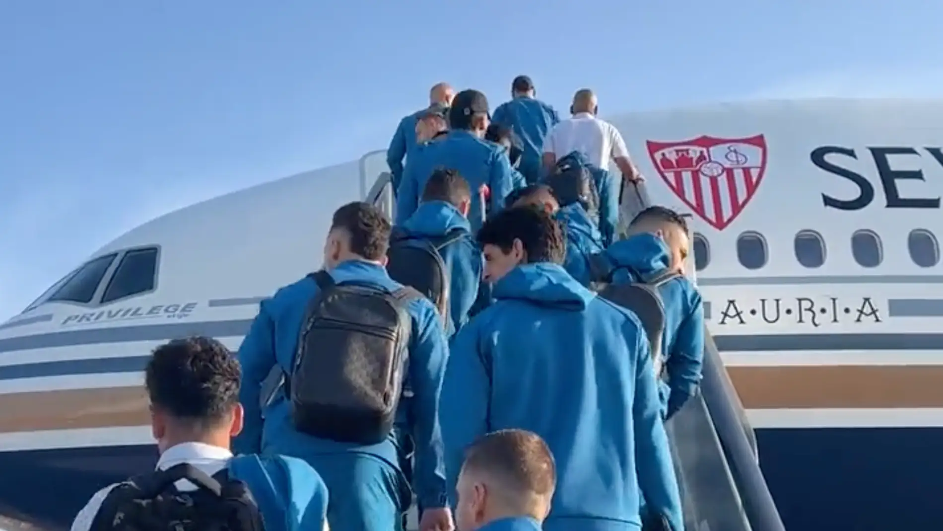 Los jugadores del Sevilla se suben al avión para la final de la Europa League en Budapest.