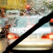 Que facer se che sorprende a choiva intensa no coche?