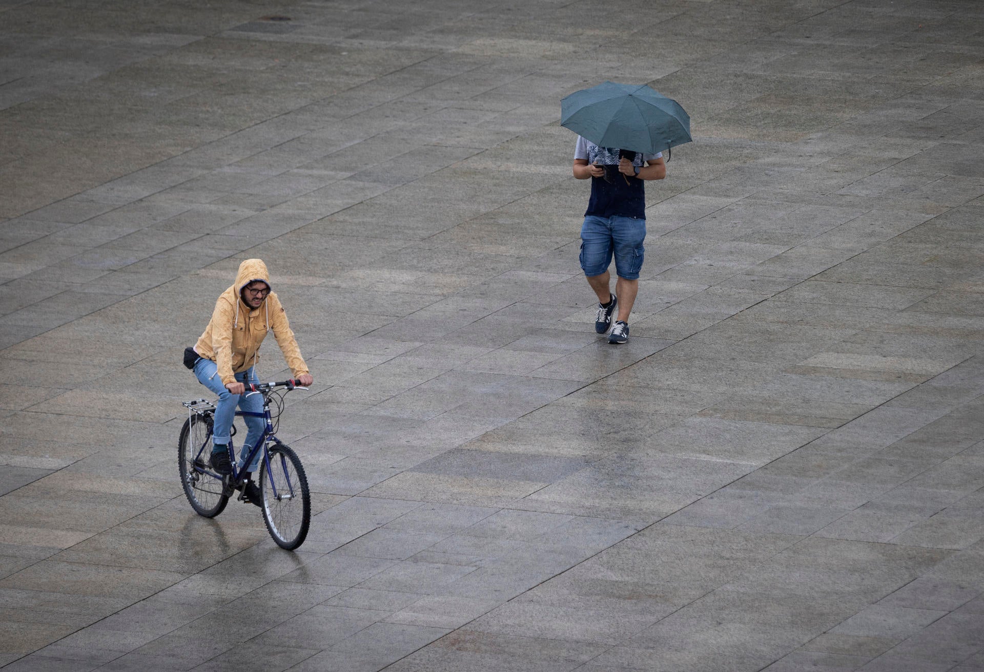Una docena de comunidades en España tiene riesgo este jueves por lluvias y tormentas Una docena de comunidades en España tiene riesgo este jueves por lluvias y tormentas