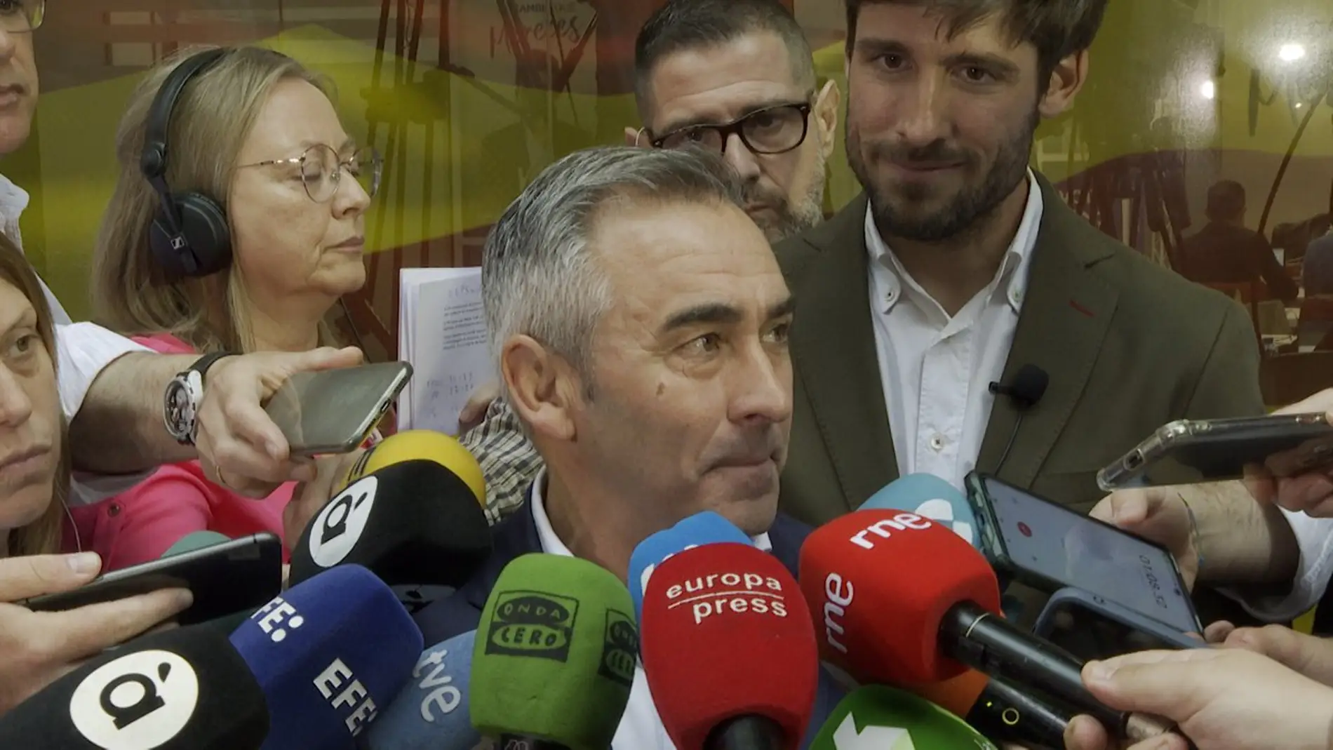 Miguel Barrachina, director de campaña del PPCV, atiende a los medios en la noche electoral del 28 de mayo. 