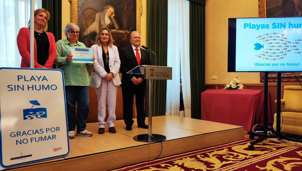 Gijón recibe el diploma acreditativo que convierte a la Playa de San Lorenzo en 'playa sin humo'. 
