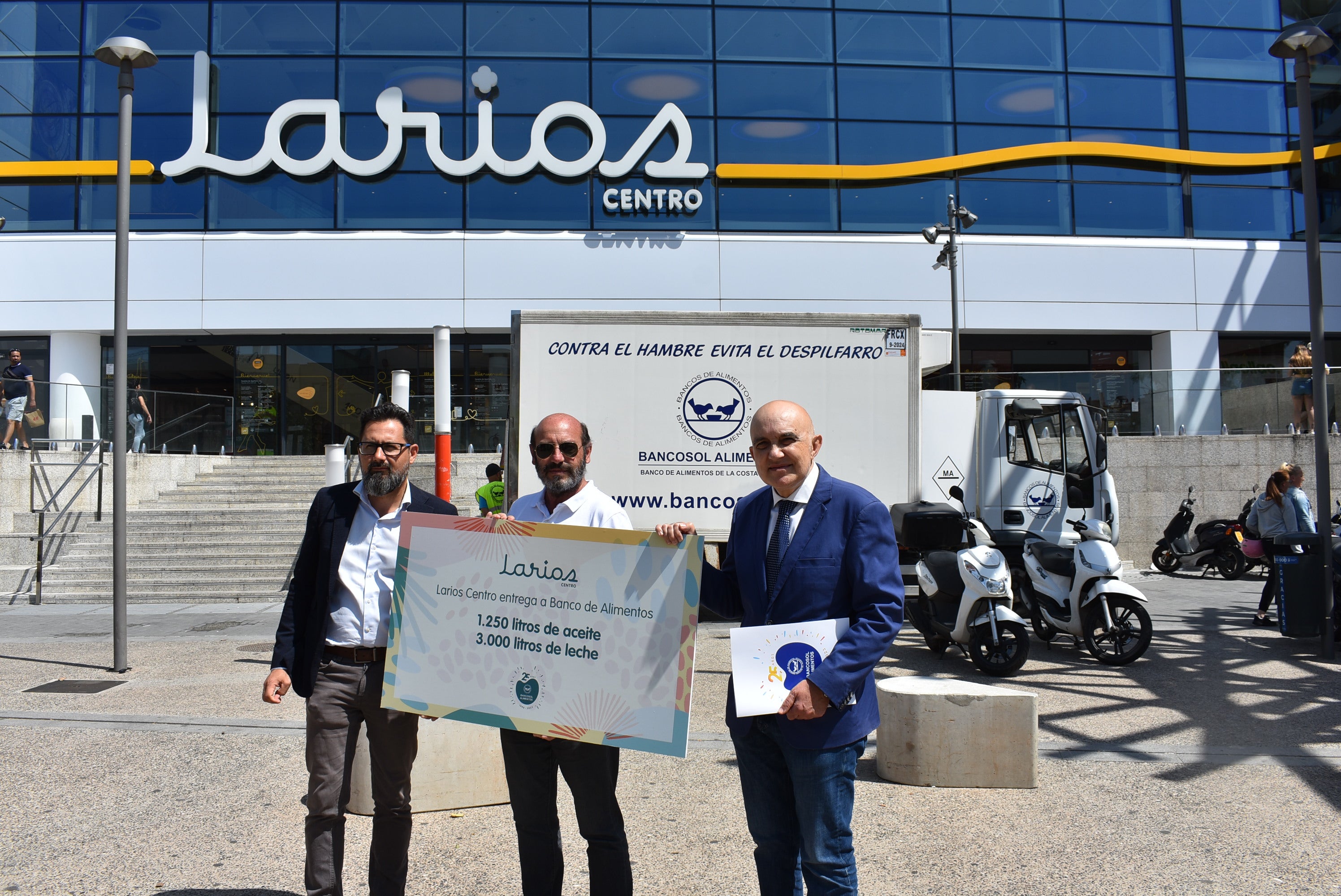 Larios Centro dona 3.000 litros de leche y más de 1000 litros de aceite al Banco de Alimentos Larios Centro dona 3.000 litros de leche y más de 1000 litros de aceite al Banco de Alimentos