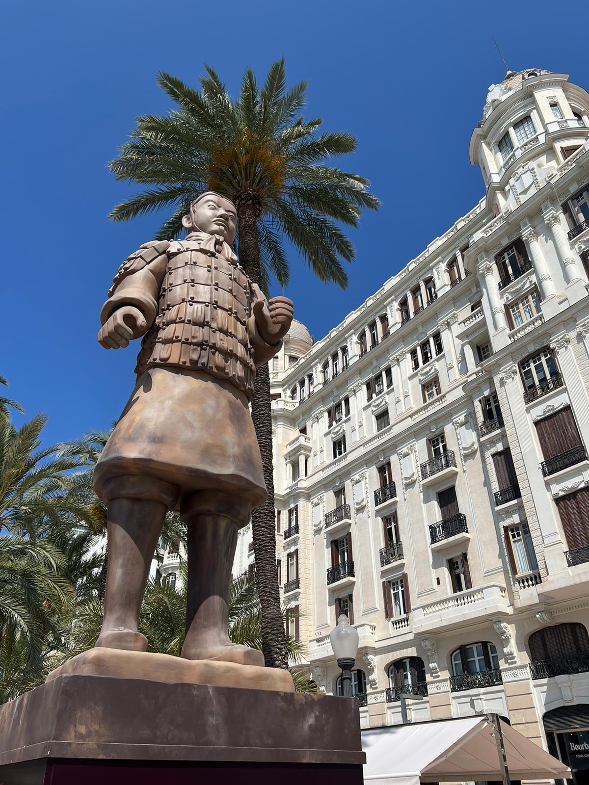 Once metros y 10.000 kilos de "guerrero" presiden la Explanada de Alicante Once metros y 10.000 kilos de "guerrero" presiden la Explanada de Alicante