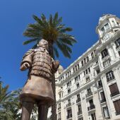 11 metros y 10.000 kilos de "guerrero" presiden la Explanada de Alicante