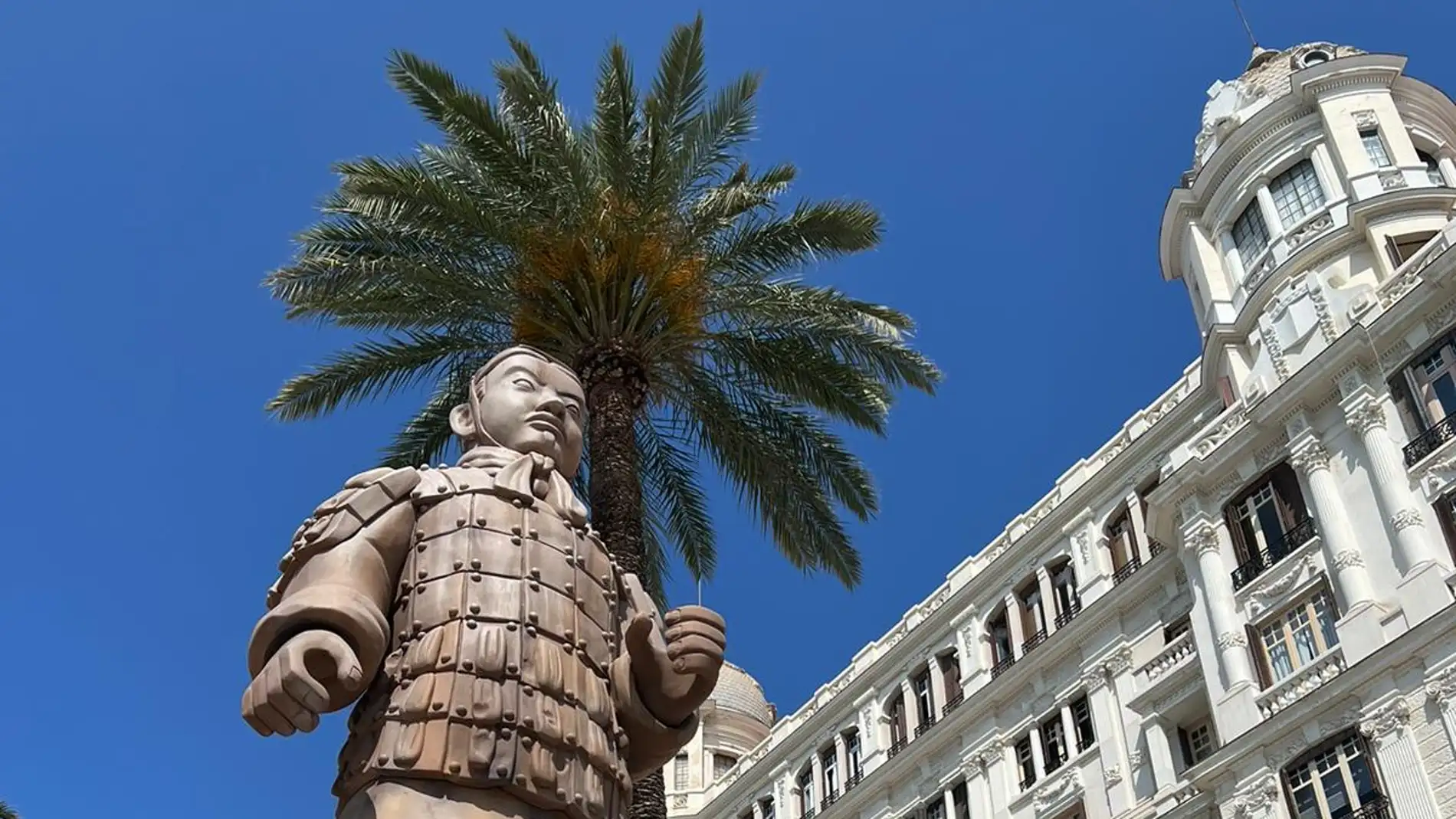 11 metros y 10.000 kilos de "guerrero" presiden la Explanada de Alicante