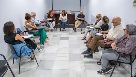 Reunión celebrada con los colectivos y presidida por Helena Fernández Reunión celebrada con los colectivos y presidida por Helena Fernández