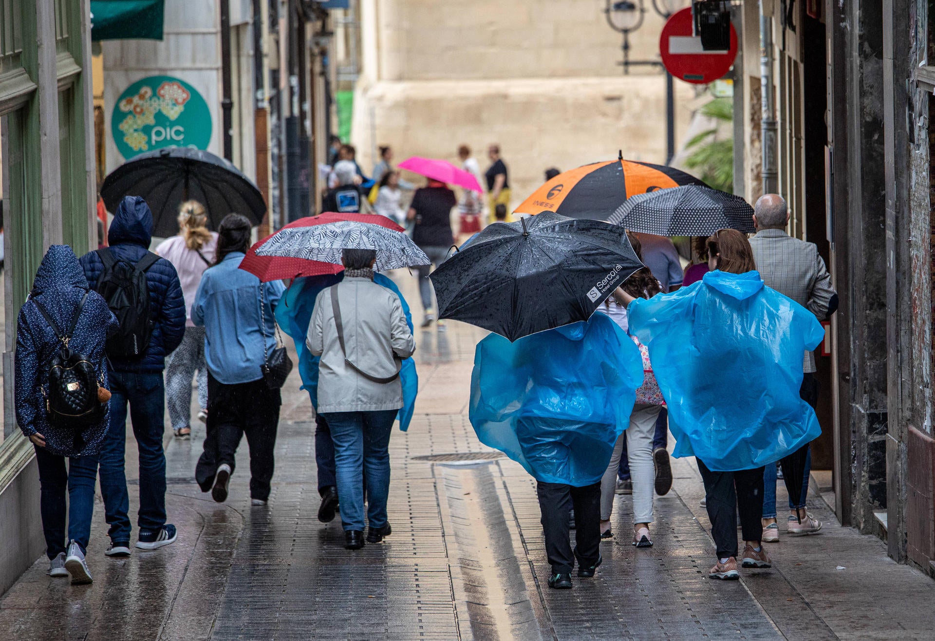 Mal tiempo en casi toda España este viernes: la AEMET pone en aviso a 15 comunidades por lluvia y tormentas Mal tiempo en casi toda España este viernes: la AEMET pone en aviso a 15 comunidades por lluvia y tormentas