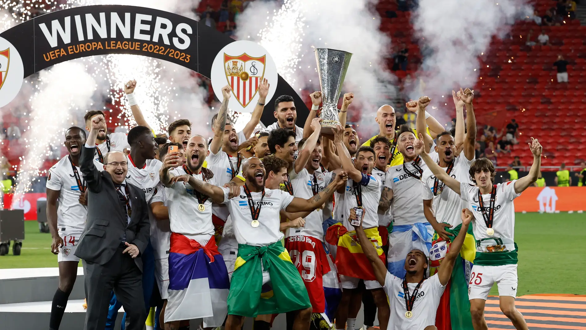 Los jugadores del Sevilla festejan el título de la Europa League.
