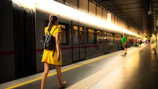 Viajeros esperan al tren en una imagen de archivo.