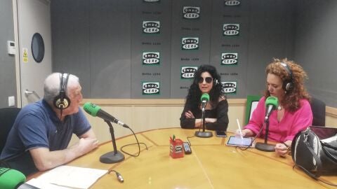 Estanislao Garc&iacute;a, Paloma Albarr&aacute;n y Anabel Rodr&iacute;guez, durante la tertulia