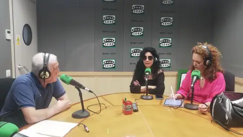 Estanislao García, Paloma Albarrán y Anabel Rodríguez, durante la tertulia Estanislao García, Paloma Albarrán y Anabel Rodríguez, durante la tertulia