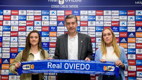 Andrea Su&aacute;rez, Mart&iacute;n Pel&aacute;ez y Mar&iacute;a Su&aacute;rez, en la sala de prensa del Carlos Tartiere