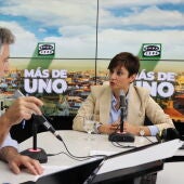 La ministra de Política Territorial y portavoz del Gobierno, Isabel Rodríguez, con Carlos Alsina