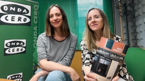  Nuria Mendoza estudi&oacute; Medicina en Sevilla, donde trabaj&oacute; como pediatra. En 2011 curs&oacute; un M&aacute;ster de Escritura Creativa en la New York University, desde entonces vive en Nueva York y nos visita como autora del libro de relatos de &ldquo;Un p&aacute;jaro bajo la cama&rdquo; , relatos inspirados en su experiencia como int&eacute;rprete en los hospitales neoyorquinos. 