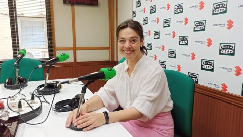 Pilar Zamora en los estudios de Onda Cero Ciudad Real