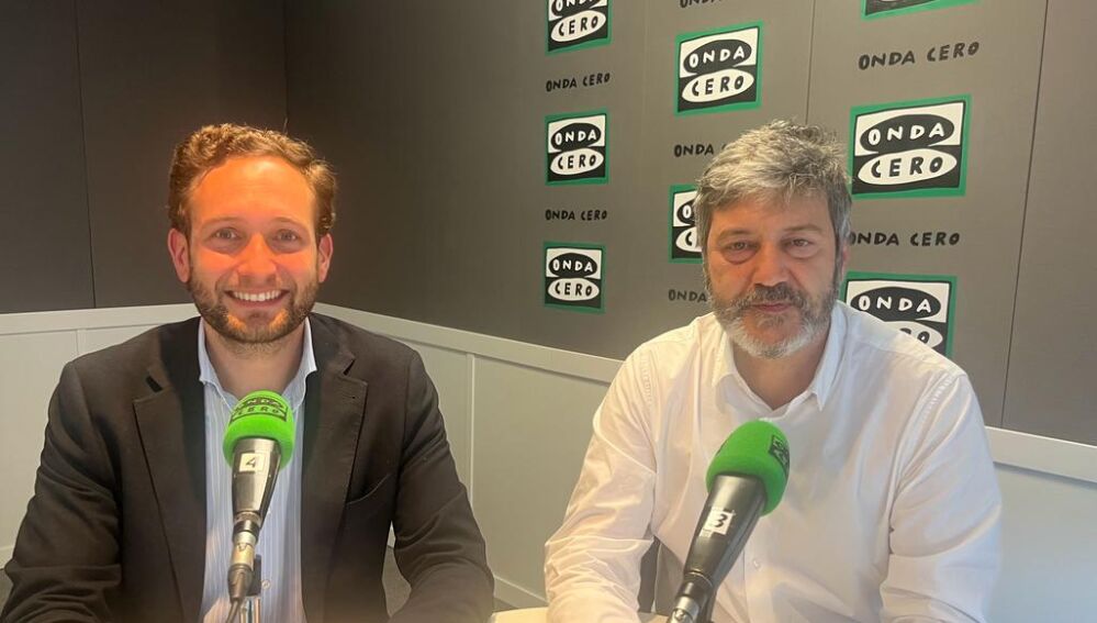 Isaac Claver y Gerardo Oliván, en los estudios de Huesca de Onda Cero.