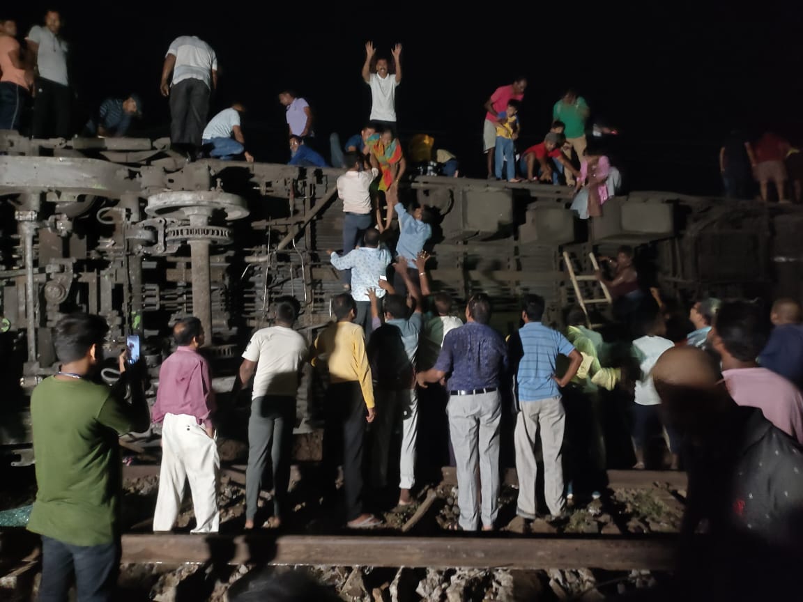 Un choque de trenes deja al menos 70 muertos y 350 heridos en India Un choque de trenes deja al menos 70 muertos y 350 heridos en India