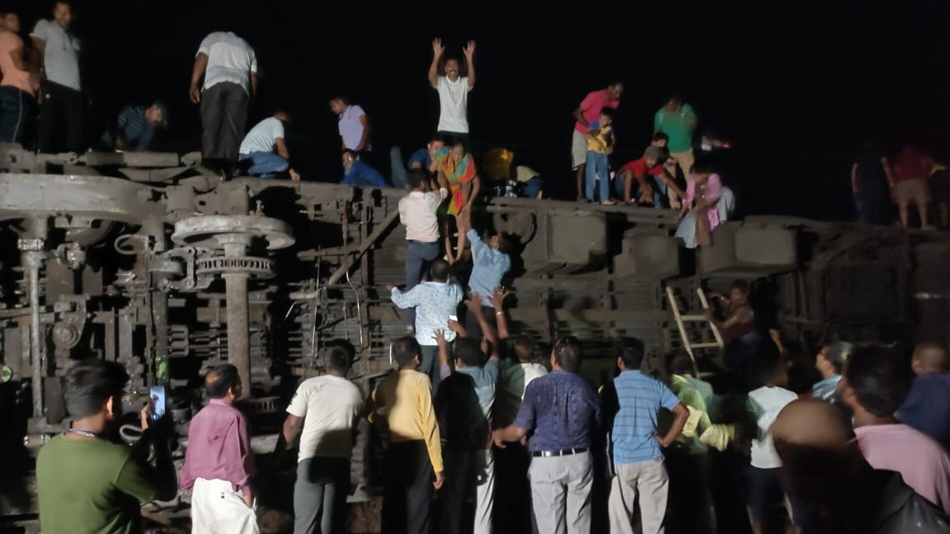 Un choque de trenes deja al menos 70 muertos y 350 heridos en India