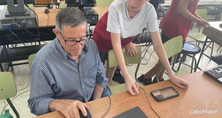 Abuelos y nietos, unidos por la 'igualdad digital' Abuelos y nietos, unidos por la 'igualdad digital'
