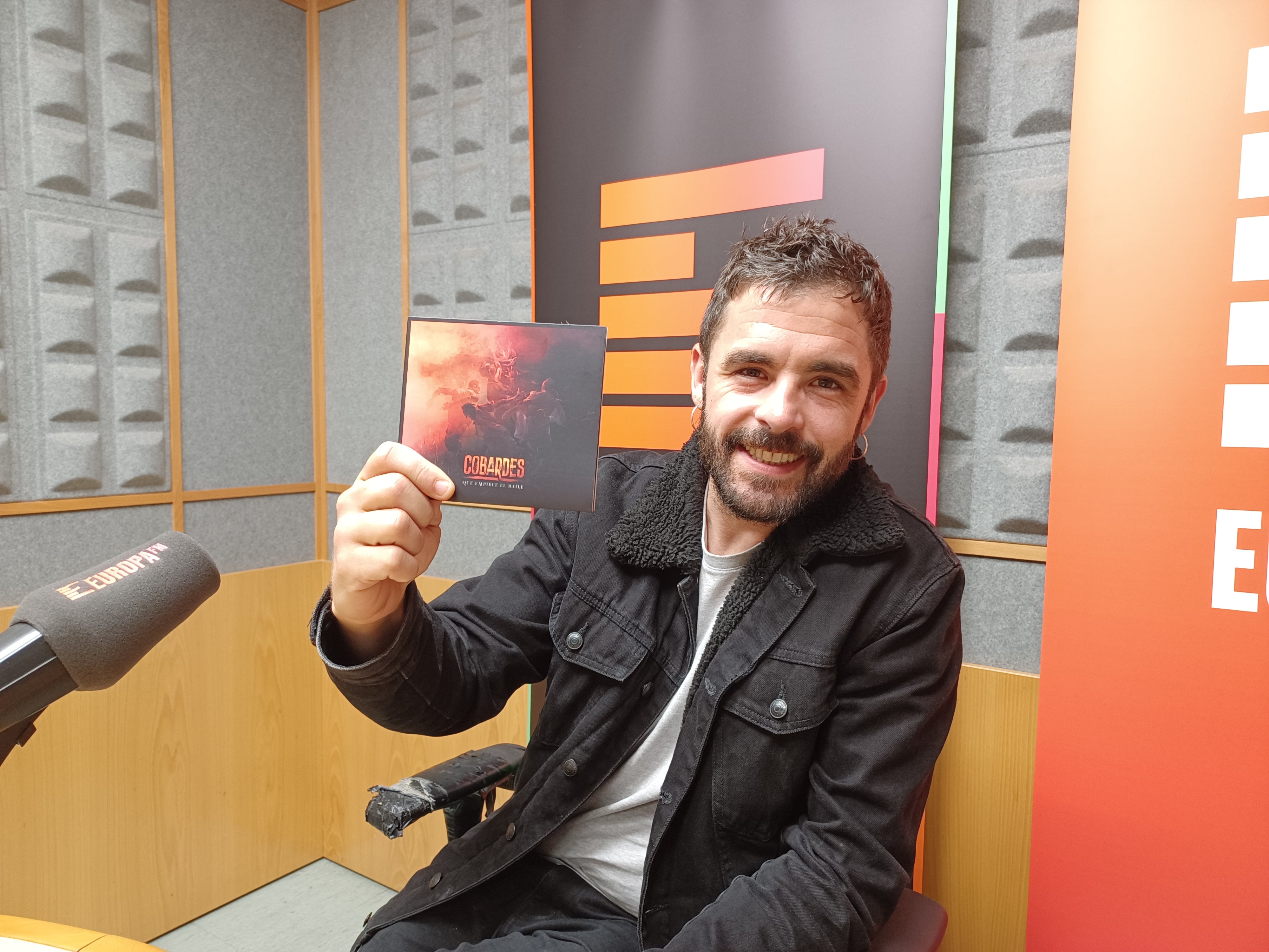 Cobardes presenta su segundo disco "Que empiece el baile" Cobardes presenta su segundo disco "Que empiece el baile"