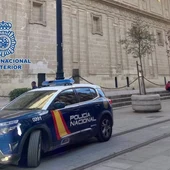 Detenido el gerente de una residencia y una cuidadora por estafar cerca de 200.000 euros a un anciano Detenido el gerente de una residencia y una cuidadora por estafar cerca de 200.000 euros a un anciano