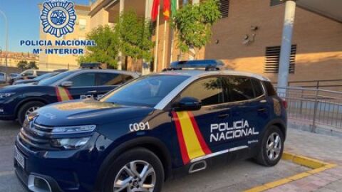 Imagen de recurso de varios coches patrulla junto a la Comisaría de Policía de Dos Hermanas