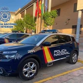 Imagen de recurso de varios coches patrulla junto a la Comisaría de Policía de Dos Hermanas Imagen de recurso de varios coches patrulla junto a la Comisaría de Policía de Dos Hermanas