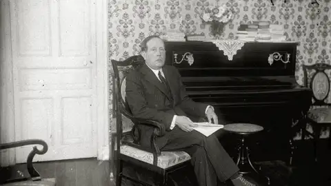 El escritor José Martínez Ruiz 'Azorín', sentado junto a un piano La Cultureta 9x37: La mesa camilla del ‘castellano’ Azorín