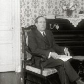 El escritor José Martínez Ruiz 'Azorín', sentado junto a un piano