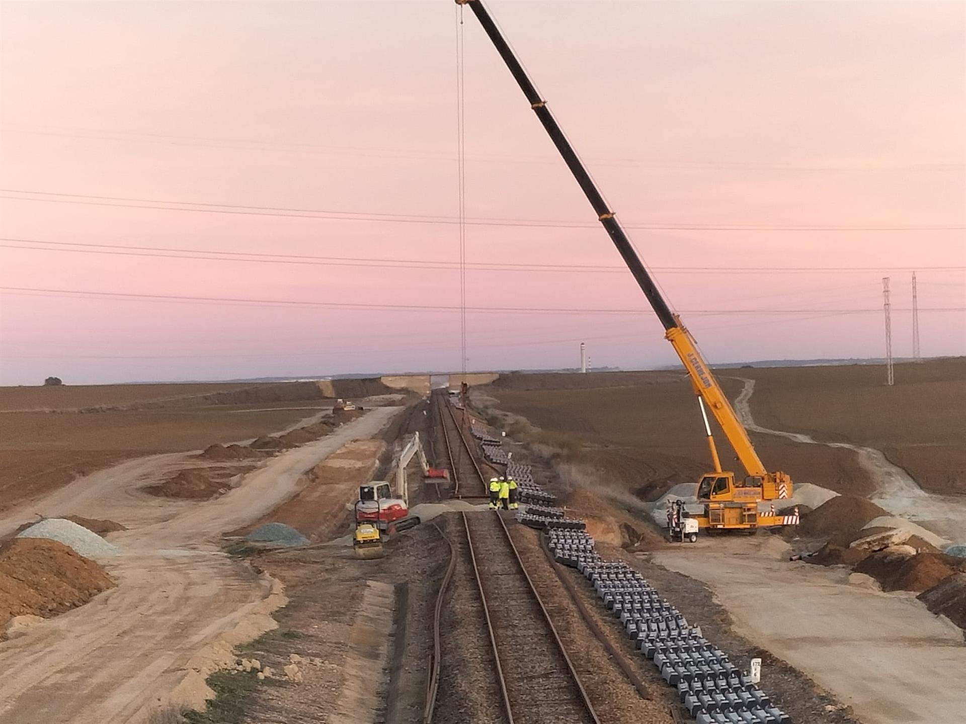 Adif invierte más de 15 millones de euros en la mejora de la línea Zafra-Huelva Adif invierte más de 15 millones de euros en la mejora de la línea Zafra-Huelva