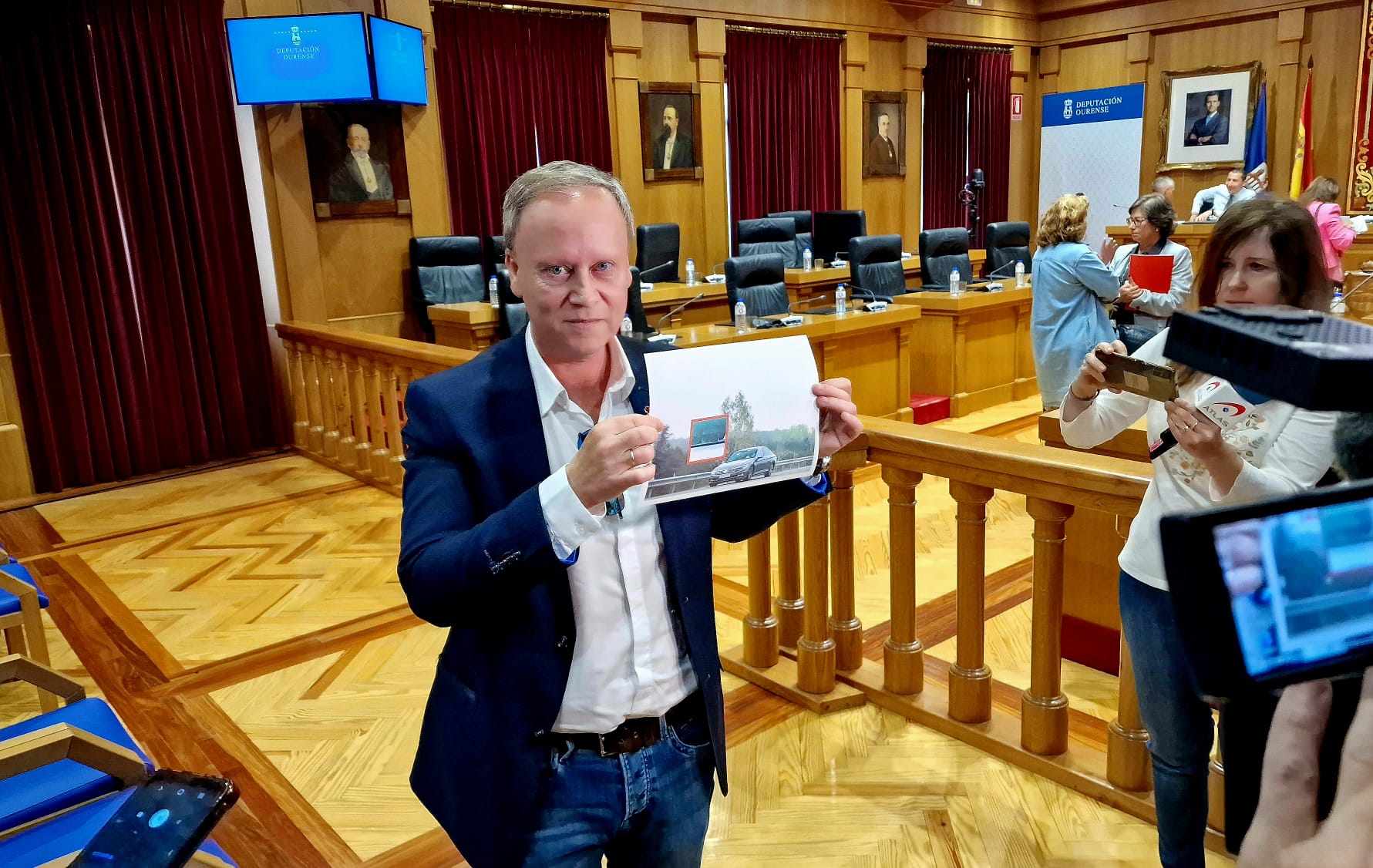 O Psoe destapa unha fortografía de Baltar no coche oficial multado con 1500€ O Psoe destapa unha fortografía de Baltar no coche oficial multado con 1500€