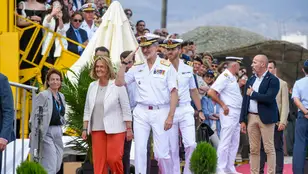 El rey Felipe VI preside la revista naval y la exhibición dinámica con motivo del Día de las Fuerzas Armadas, este viernes en Motril, Granada.