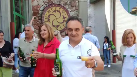Juan Cañal escanciando a las puertas del Museo de la Sidra de Asturias Juan Cañal escanciando a las puertas del Museo de la Sidra de Asturias