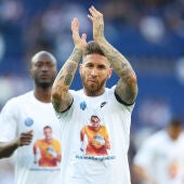 Sergio Ramos y el resto de jugadores del PSG calientan con una camiseta con un mensaje de apoyo a Sergio Rico