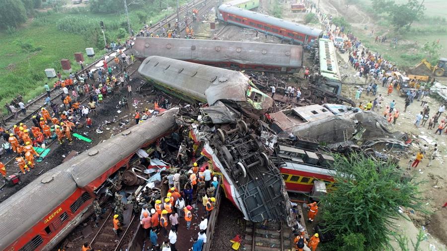 Sube a 288 el número de muertos tras el choque de trenes en India Sube a 288 el número de muertos tras el choque de trenes en India