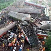 Sube a 261 el número de muertos tras el choque de trenes en India