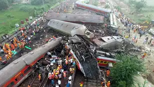 Sube a 261 el número de muertos tras el choque de trenes en India