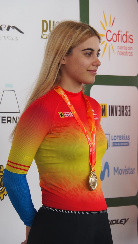 Leyre Toledo, con la medalla de oro y el maillot de campeona de España