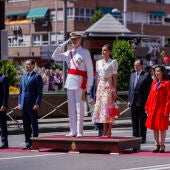 Los reyes, Felipe y Letizia, durante el desfile del Día de las Fuerzas Armadas este sábado en Granada.