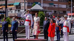 Los reyes, Felipe y Letizia, durante el desfile del Día de las Fuerzas Armadas este sábado en Granada.