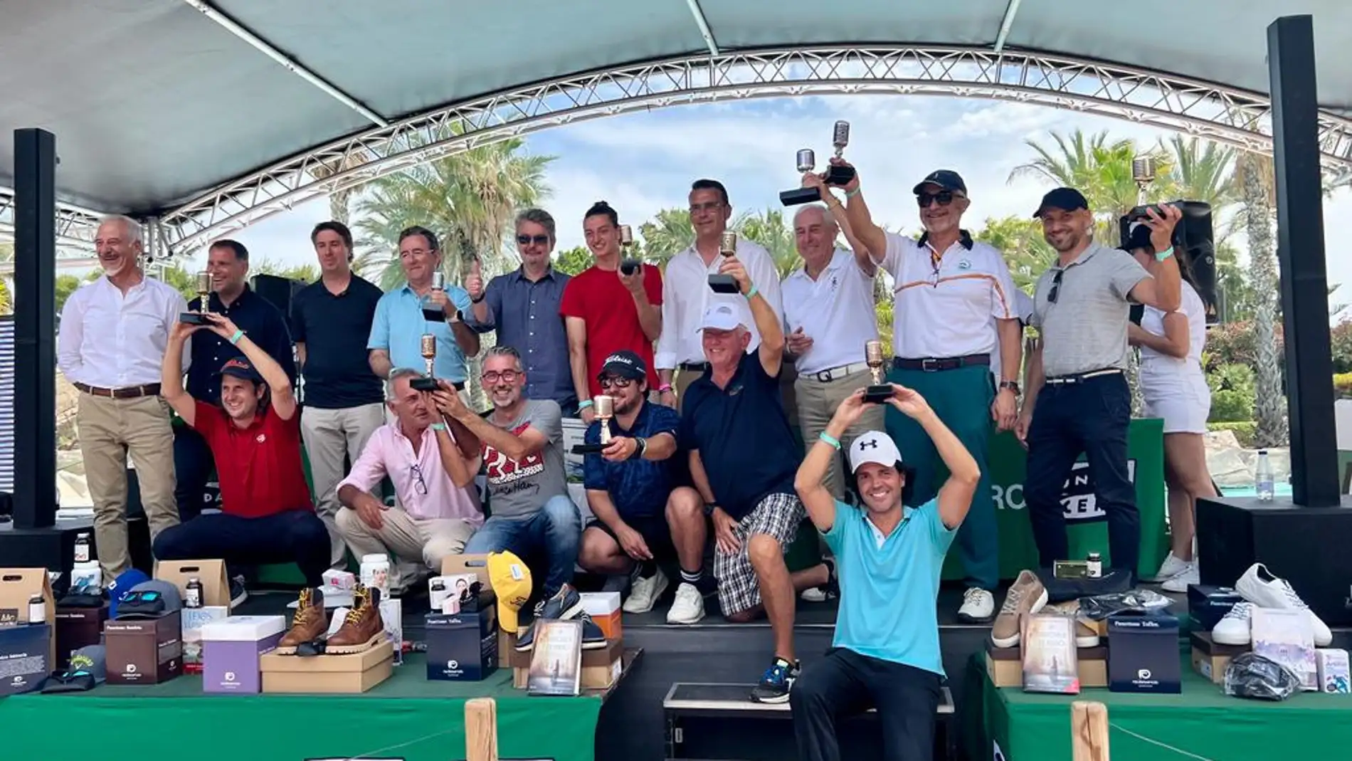 Foto familiar de todos los campeones de la XIII edición del trofeo de golf Onda Cero-Lexus Alicante.