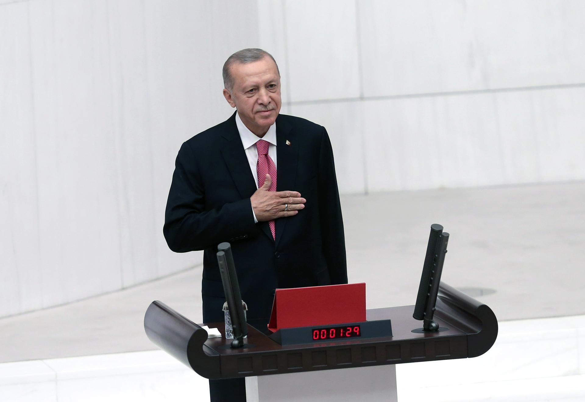 Erdogan jura el cargo en el Parlamento e inicia su tercer mandato en Turquía Erdogan jura el cargo en el Parlamento e inicia su tercer mandato en Turquía