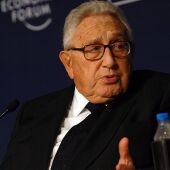 https://es.wikipedia.org/wiki/Henry_Kissinger#/media/Archivo:Henry_Kissinger,_at_the_World_Economic_Forums_India_Economic_Summit_2008,_New_Delhi.jpg