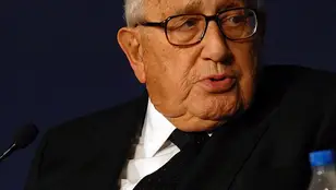 https://es.wikipedia.org/wiki/Henry_Kissinger#/media/Archivo:Henry_Kissinger,_at_the_World_Economic_Forums_India_Economic_Summit_2008,_New_Delhi.jpg