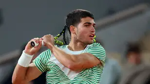 Carlos Alcaraz durante un partido en Roland Garros