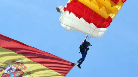 La ilicitana Mar&iacute;a del Carmen G&oacute;mez Hurtado en su salto del D&iacute;a de las Fuerzas Armadas de 2023.