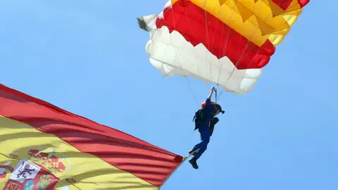 La ilicitana María del Carmen Gómez Hurtado en su salto del Día de las Fuerzas Armadas de 2023. La ilicitana María del Carmen Gómez Hurtado en su salto del Día de las Fuerzas Armadas de 2023.