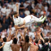 Karim Benzema es manteado con sus compañeros en su último partido con el Real Madrid